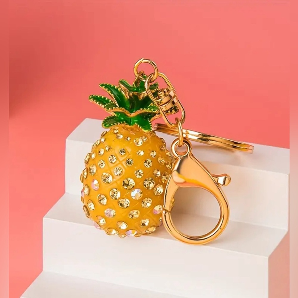 Rhinestone Pineapple 🍍 Keychain